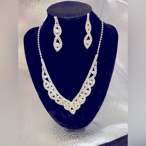 Gorgeous Rhinestone collar/necklace with matching earrings. Silvertone. PROM!!!